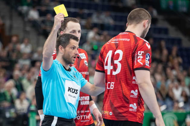 Handball, HBL2: SC DHfK Leipzig vs. ASV Hamm Westfalen, October 16, 2026. Referee Mirko Krag shows a yellow card (warning). Handball, 2nd Bundesliga, 2026–2027 season, Matchday 8: SC DHfK Leipzig vs. ASV Hamm Westfalen on October 16, 2026, at the Quarterback Immobilien Arena Leipzig Copyright: xBEAUTIFULxSPORTS JanxKaeferx