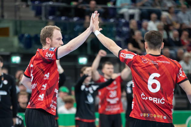 Handball, HBL2: SC DHfK Leipzig vs. ASV Hamm Westfalen, October 16, 2026; Fabian Huesmann 3, ASV Hamm Westfalen high-fives Aleksandar Capric 6, ASV Hamm Westfalen. Handball, 2nd Bundesliga, 2026–2027 season, Matchday 8: SC DHfK Leipzig vs. ASV Hamm Westfalen on October 16, 2026, at the Quarterback Immobilien Arena Leipzig Copyright: xBEAUTIFULxSPORTS JanxKaeferx