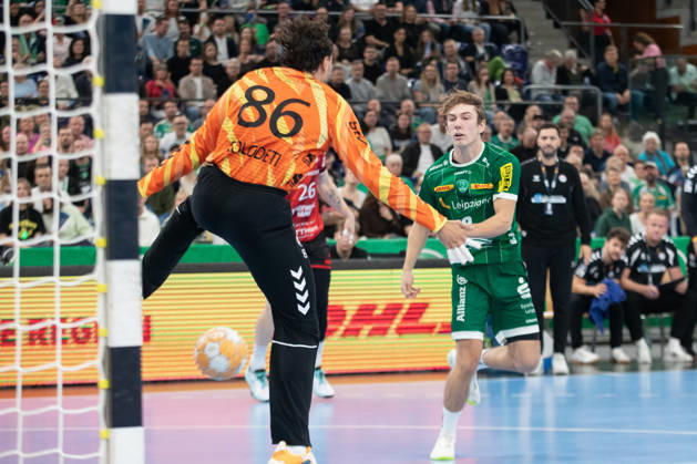 Handball, HBL2: SC DHfK Leipzig vs. ASV Hamm Westfalen, October 16, 2026. Staffan Peter (18), SC DHfK Leipzig, scores a goal past goalkeeper Marcos Vinicios Colodeti (86), ASV Hamm Westfalen Handball, 2nd Bundesliga, 2026–2027 season, Matchday 8: SC DHfK Leipzig vs. ASV Hamm Westfalen on October 16, 2026, at the Quarterback Immobilien Arena Leipzig Copyright: xBEAUTIFULxSPORTS JanxKaeferx