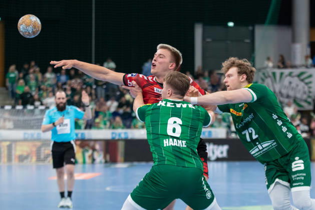 Handball, HBL2: SC DHfK Leipzig vs. ASV Hamm Westfalen, October 16, 2026—Benedikt Kühn (19); ASV Hamm Westfalen is attacked by two Leipzig players. Handball, 2nd Bundesliga, 2026–2027 season, Matchday 8: SC DHfK Leipzig vs. ASV Hamm Westfalen on October 16, 2026, at the Quarterback Immobilien Arena Leipzig Copyright: xBEAUTIFULxSPORTS JanxKaeferx