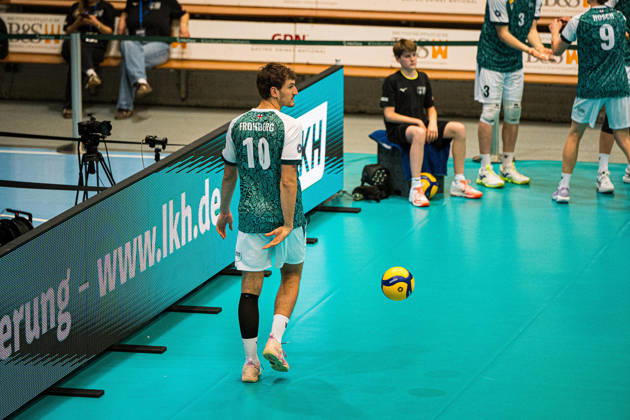 Volleyball I Men s I 2026–2027 Season I 2026 League Cup I Quarterfinals I VfB Friedrichshafen vs. FT1844 Freiburg I October 16, 2026 Single photo, cutout, individual image, cutout, isolated subject, sports photo, close-up, cropped, cropped shot, photo, individual shot: Marco Frohberg 10, FT1844 Freiburg serves and sets the ball Copyright: xLobeca Bjorn-OlexKehmx