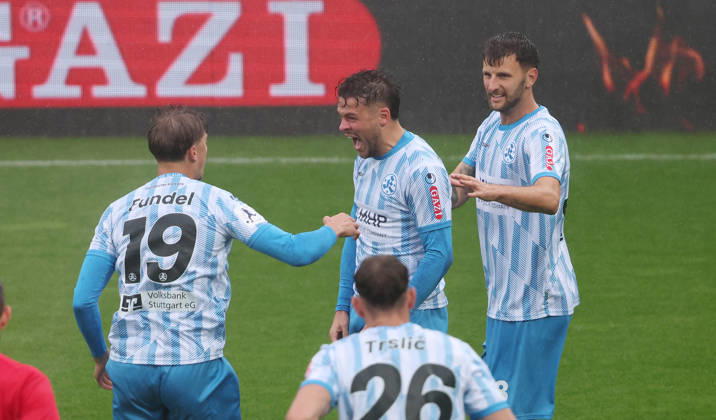 Stuttgart Soccer, Regionalliga Southwest; Stuttgarter Kickers vs. TSV Steinbach Haiger; Kickers celebrating; from left: Nico Fundel, Yannick Glessing, Dejan Bozic