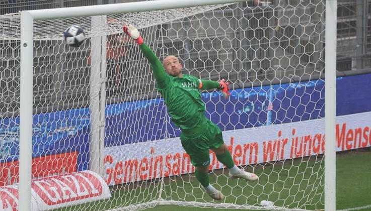 Stuttgart Soccer, Regionalliga Southwest; Stuttgarter Kickers vs. TSV Steinbach Haiger; Felix Dornebusch of the Kickers scores the goal to tie the game at 1-1