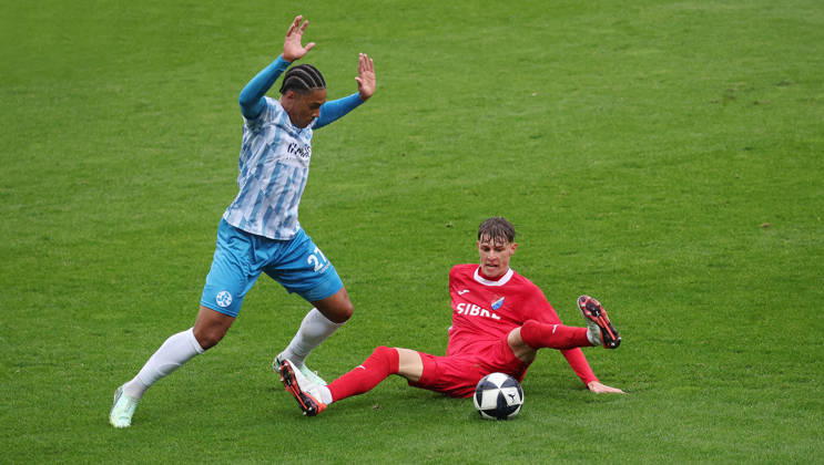 Stuttgart Soccer Regional League Southwest, Stuttgarter Kickers vs. TSV Steinbach Haiger, from left: David Udogu (Kickers 7), Levin Müller (Steinbach)