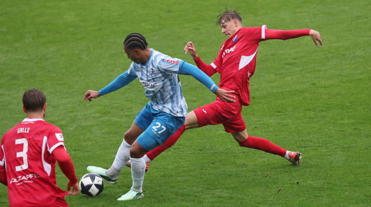 Stuttgart Soccer, Regionalliga Southwest; Stuttgarter Kickers vs. TSV Steinbach Haiger; from left: David Udogu (Kickers), Levin Müller (Haiger)