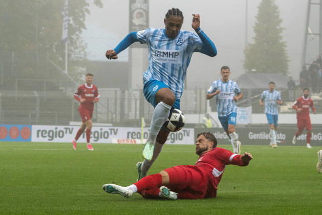 October 17, 2026, xerix, Southwest Regional Soccer League, Stuttgarter Kickers vs. TSV Steinbach Haiger, left: A tackle by David Udogu, SV Stuttgarter Kickers, Stuttgart
