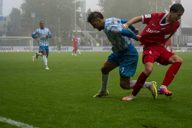 October 17, 2026, xerix, Southwest Regional Soccer League, Stuttgarter Kickers vs. TSV Steinbach Haiger; left: a tackle between Yannick Glessing of SV Stuttgarter Kickers and Levi Fritz Mentzel of TSV Steinbach Haiger, Stuttgart