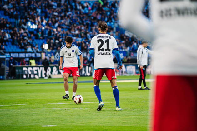 Bundesliga 1: Hamburger SV vs. VfB Stuttgart, October 17, 2026. Players wear jersey number 21 during warm-ups, in honor of Remberg soccer, 1st Bundesliga, Matchday 6: Hamburger SV vs. VfB Stuttgart on October 17, 2026, at the Volksparkstadion in Hamburg. DFL regulations prohibit any use of photographs as image sequences and or quasi-video. Copyright: xBEAUTIFULxSPORTS Tonhäuserx