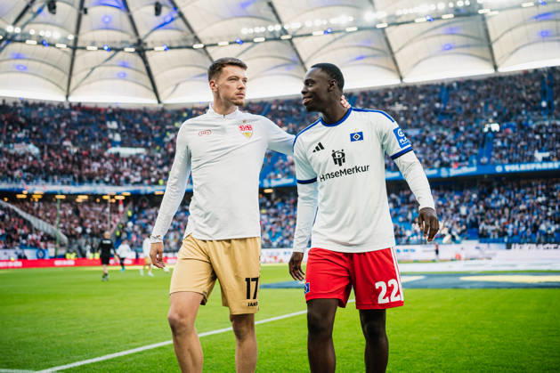 1 Bundesliga: Hamburger SV vs. VfB Stuttgart, October 17, 2026; Dženan Pejcinovic (VfB Stuttgart), 17; Kofi Amoako (Hamburger SV), 22; Soccer, 1 Bundesliga, Matchday 6: Hamburger SV vs. VfB Stuttgart on October 17, 2026, at the Volksparkstadion, Hamburg. DFL regulations prohibit any use of photographs as image sequences and or quasi-video. Copyright: xBEAUTIFULxSPORTS Tonhäuserx