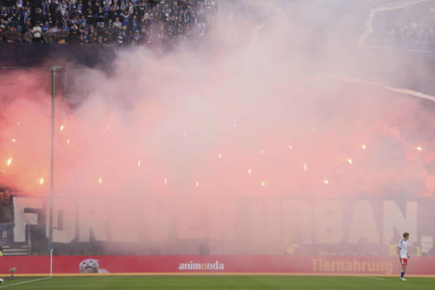 Photo: HSV fans light a few flares at kickoff. Bundesliga, Matchday 6 on Sat, Oct. 17, 2026: Hamburger SV vs. VfB Stuttgart