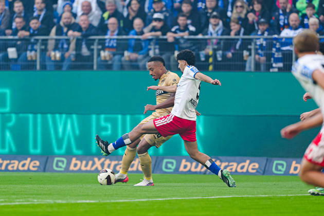Jamie Leweling, VfB Stuttgart, 18, Martin Adeline, Hamburger SV, 05 GER, Hamburger SV vs. VfB Stuttgart, Soccer, Bundesliga 1, Matchday 06, 2026–2027 Season, October 17, 2026 DFL regulations prohibit any use of photographs as image sequences and or quasi-video GER, Hamburger SV vs. VfB Stuttgart, soccer, 1. Bundesliga, Matchday 6, 2026–2027 Season, October 17, 2026, Hamburg Copyright: xEibner-Pressefoto MarcelxvonxFehrnx EP_MFN