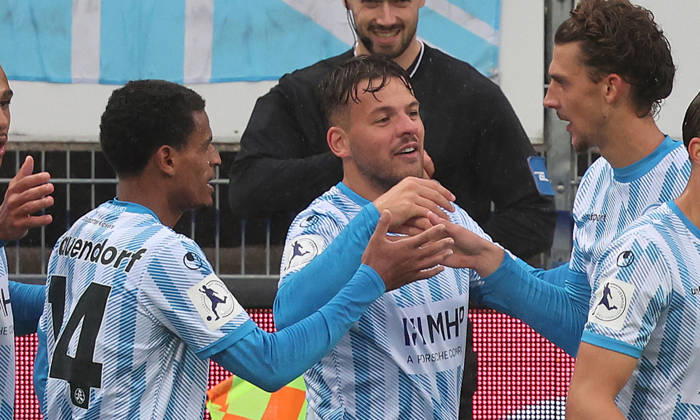 Stuttgart Soccer, Regionalliga Southwest; Stuttgarter Kickers vs. TSV Steinbach Haiger; Kickers celebrate after scoring the goal to make it 2–1; from left: Melkamu, Frauendorf, Yannick Glessing, David Stojak
