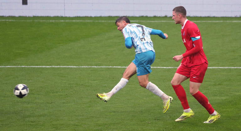 Stuttgart Soccer, Regionalliga Southwest; Stuttgarter Kickers vs. TSV Steinbach Haiger; goal making it 3–1; from left: Yannick Glessing (Kickers), Dawyn Paul, Donner (Haiger)