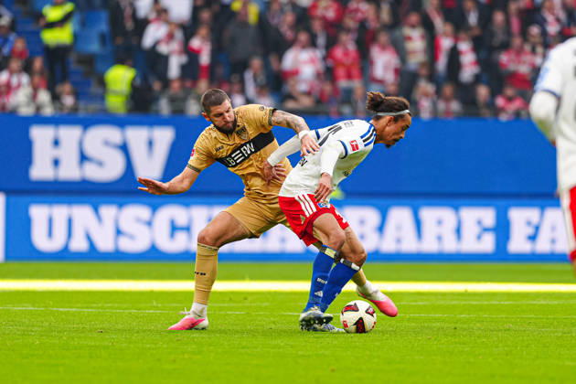 Jeff Chabot, VfB Stuttgart, 24; Yussuf Poulsen, Hamburger SV, 15; GER; Hamburger SV vs. VfB Stuttgart; soccer; Bundesliga 1; Matchday 6; 2026–2027 season; October 17, 2026 DFL regulations prohibit any use of photographs as image sequences and or quasi-video GER, Hamburger SV vs. VfB Stuttgart, soccer, 1st Bundesliga, Matchday 06, 2026–2027 Season, October 17, 2026, Hamburg Copyright: xEibner-Pressefoto MarcelxvonxFehrnx EP_MFN
