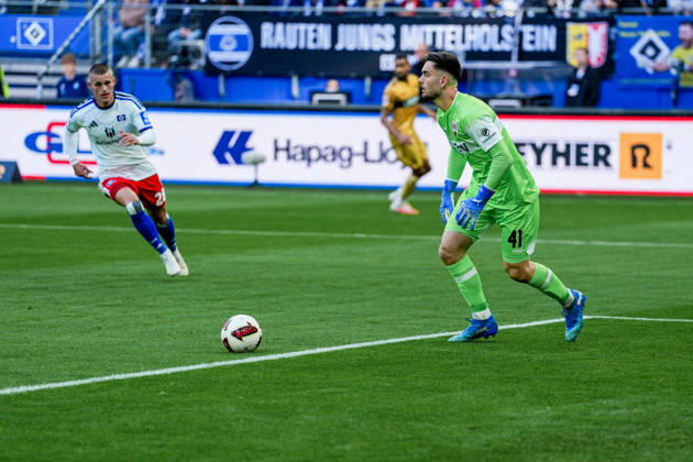 Germany Soccer Bundesliga 2026-27, Matchday 6: Hamburger SV (HSV) vs. VfB Stuttgart at Volkspark Stadium, Hamburg; Miro Muheim (Hamburger SV), 28; Dennis Seimen (VfB Stuttgart), 41 Copyright: xStefanxTrochax