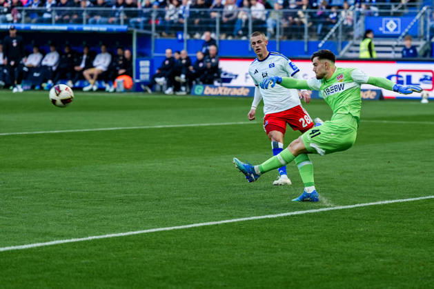 Germany Soccer Bundesliga 2026-27, Matchday 6: Hamburger SV (HSV) vs. VfB Stuttgart at Volkspark Stadium, Hamburg; Miro Muheim (Hamburger SV), 28; Dennis Seimen (VfB Stuttgart), 41 Copyright: xStefanxTrochax