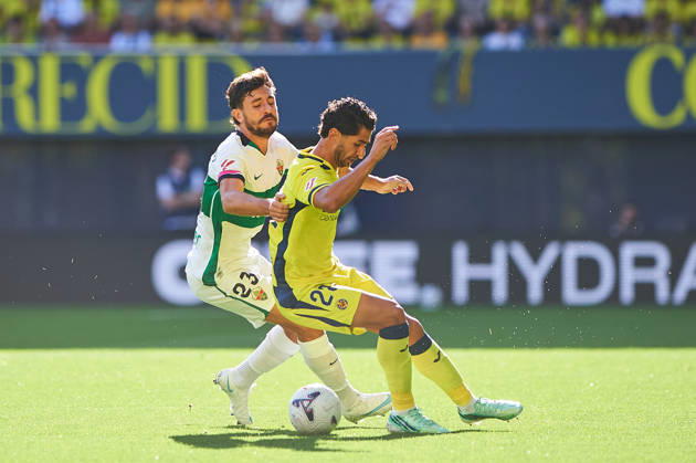 Ayoze Pérez of Villarreal CF and Víctor Chust of Elche CF during the LaLiga EA Sports match between Villarreal CF and Elche CF at Estadio de la Cerámica on October 17, 2026, in Villarreal, Spain