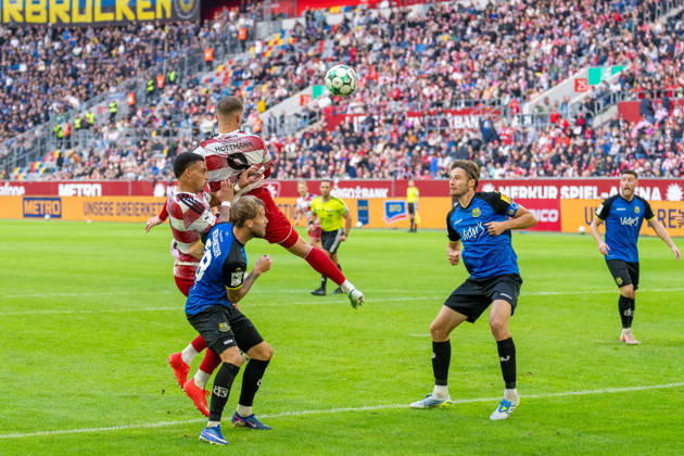Steven van der Sloot, Fortuna Düsseldorf, 02; Niko Bretschneider, 1 FC Saarbrücken, 28; 09f05 heads the ball into the middle; Siemen Voet, 1 FC Saarbrücken, 04 Fortuna Düsseldorf vs. 1 FC Saarbrücken, Soccer, 3rd Division, Matchday 10, 2026–27 Season, October 17, 2026, DFL regulations prohibit any use of photographs as image sequences and or quasi-video. Fortuna Düsseldorf vs. 1 FC Saarbrücken, soccer, 3. Liga, Matchday 10, 2026–27 season, October 17, 2026, Düsseldorf Copyright: xEibner-Pressefoto LukasxBaldygax EP_LBA