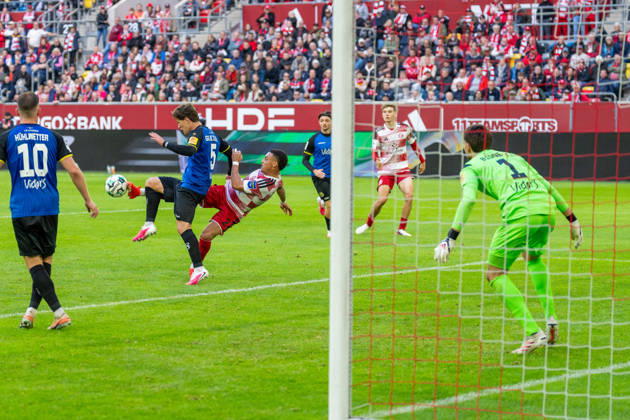 Steven van der Sloot of Fortuna Düsseldorf, 02, scored with a shot while falling against Daniel Gleiber of 1 FC Saarbrücken, 05, and Matteo Bignetti of 1 FC Saarbrücken, 01 Fortuna Düsseldorf vs. 1 FC Saarbrücken, Soccer, 3rd Division, Matchday 10, 2026–27 Season, October 17, 2026, DFL regulations prohibit any use of photographs as image sequences and or quasi-video. Fortuna Düsseldorf vs. 1. FC Saarbrücken, soccer, 3. Liga, Matchday 10, 2026–27 season, October 17, 2026, Düsseldorf Copyright: xEibner-Pressefoto LukasxBaldygax EP_LBA