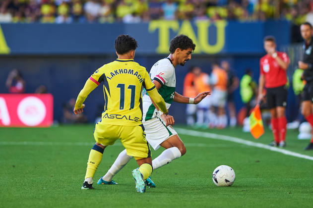 Ilias Akhomach of Villarreal CF and Roy Revivo of Elche CF during the LaLiga EA Sports match between Villarreal CF and Elche CF at Estadio de la Cerámica on October 17, 2026, in Villarreal, Spain