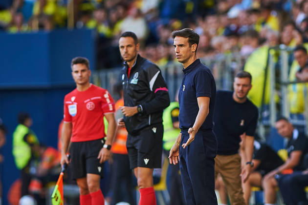 Head coach Inigo Perez of Villarreal CF during the LaLiga EA Sports match between Villarreal CF and Elche CF at Estadio de la Cerámica on October 17, 2026, in Villarreal, Spain