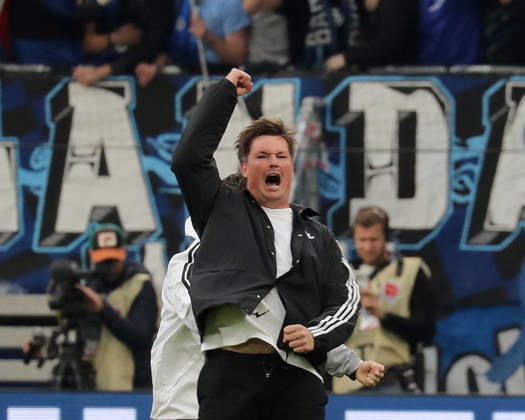 Coach Merlin Polzin of Hamburger SV celebrates after scoring the 1-0 goal. Soccer, Men s, 2026–2027 season, 1st Division, Volksparkstadion, Hamburger SV vs. VfB Stuttgart, 1–0. DFL regulations prohibit any use of photographs as image sequences and or quasi-video.