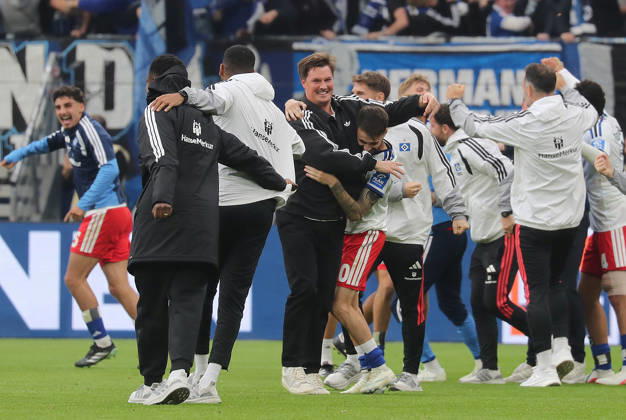 Coach Merlin Polzin of Hamburger SV celebrates after the 1–0 goal; on the right, Fabio Vieira of Hamburger SV Soccer, Men s Team, 2026–2027 season, 1. Bundesliga, Volksparkstadion, Hamburger SV vs. VfB Stuttgart, 1–0. DFL regulations prohibit any use of photographs as image sequences and or quasi-video.
