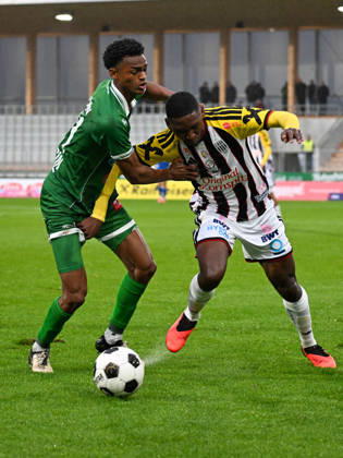 SOCCER - BL, A.Lustenau vs LASK LUSTENAU,AUSTRIA,17.OCT.26 - SOCCER - ADMIRAL Bundesliga, SC Austria Lustenau vs Linzer ASK. Image shows Anilson Dourado Santiago (A.Lustenau) and Yvan Dibango (LASK).  GEPAxpictures xOliverxLerch