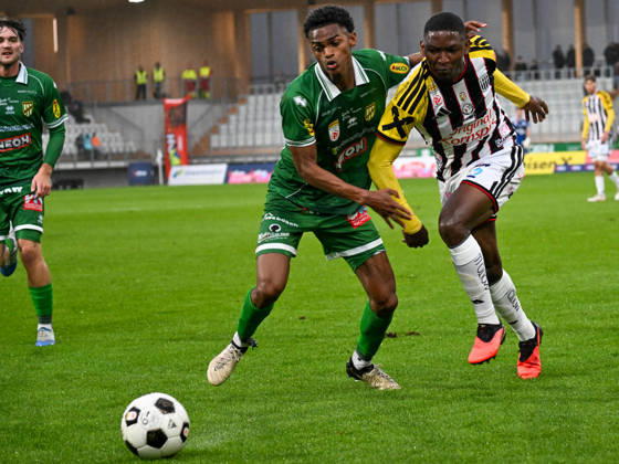 SOCCER - BL, A.Lustenau vs LASK LUSTENAU,AUSTRIA,17.OCT.26 - SOCCER - ADMIRAL Bundesliga, SC Austria Lustenau vs Linzer ASK. Image shows Anilson Dourado Santiago (A.Lustenau) and Yvan Dibango (LASK).  GEPAxpictures xOliverxLerch