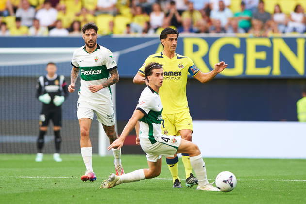 Gerard Moreno of Villarreal CF and Javier Morcillo of Elche CF during the LaLiga EA Sports match between Villarreal CF and Elche CF at Estadio de la Cerámica on October 17, 2026, in Villarreal, Spain