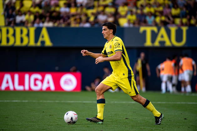 October 17, 2026, Vila-Real, Valencia, Spain: GERARD MORENO of Villarreal CF runs with the ball during the LaLiga EA Sports, match between Villarreal CF and Elche at Ceramica stadium Vila-Real Spain - ZUMAs385 20261017_zsp_s385_029 Copyright: xLeopoldxSoglox