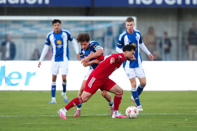 October 17, 2026, Soccer, Men s, Regionalliga Nord, Matchday 14, BSV Kickers Emden 1 FC Phönix Lübeck Sandro Plechaty (17, BSV Kickers Emden) in a tackle with Fabio Oliviero Maiolo (8, Phönix Lübeck)