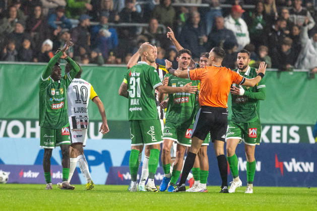 SOCCER - BL, A.Lustenau vs LASK LUSTENAU,AUSTRIA,17.OCT.26 - SOCCER - ADMIRAL Bundesliga, SC Austria Lustenau vs Linzer ASK. Image shows players of Lustenau and referee Emil Ristoskov. Keywords: foul, hands.  GEPAxpictures xOliverxLerch
