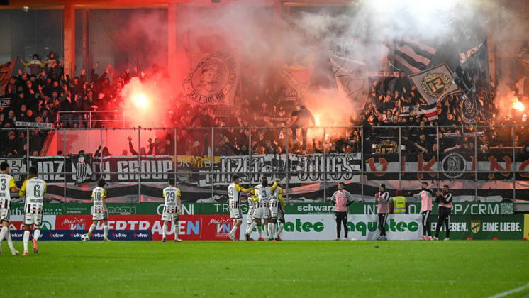SOCCER - BL, A.Lustenau vs LASK LUSTENAU,AUSTRIA,17.OCT.26 - SOCCER - ADMIRAL Bundesliga, SC Austria Lustenau vs Linzer ASK. Image shows the rejoicing of LASK and fans.  GEPAxpictures xOliverxLerch