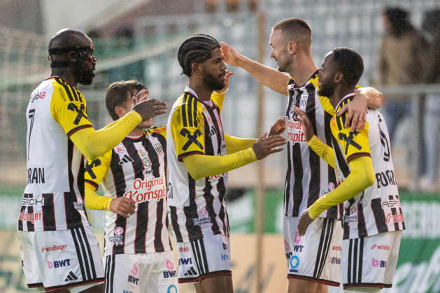 SOCCER - BL, A.Lustenau vs LASK LUSTENAU,AUSTRIA,17.OCT.26 - SOCCER - ADMIRAL Bundesliga, SC Austria Lustenau vs Linzer ASK. Image shows the rejoicing of Samuel Adeniran, Sascha Horvath, Yvan Dibango, Sasa Kalajdzic and Melayro Bogarde (LASK).  GEPAxpictures xOliverxLerch