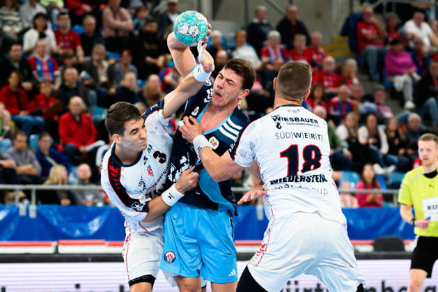 Bietigheim HBL 26 27 SG BBM Bietigheim Handball Club Hamburg; from left, in a one-on-one battle: Nikola Vlahovic (Bietigheim) and Nicolaj Joergensen (Hamburg); Fabian Wiederstein (Bietigheim); Bietigheim Bissingen Egetrans Arena, Baden-Württemberg, Germany