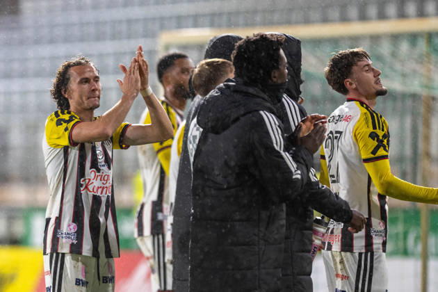 SOCCER - BL, A.Lustenau vs LASK LUSTENAU,AUSTRIA,17.OCT.26 - SOCCER - ADMIRAL Bundesliga, SC Austria Lustenau vs Linzer ASK. Image shows Robert Ljubicic and Christoph Lang (LASK) saying goodbye to the fans after the match.  GEPAxpictures xOliverxLerch