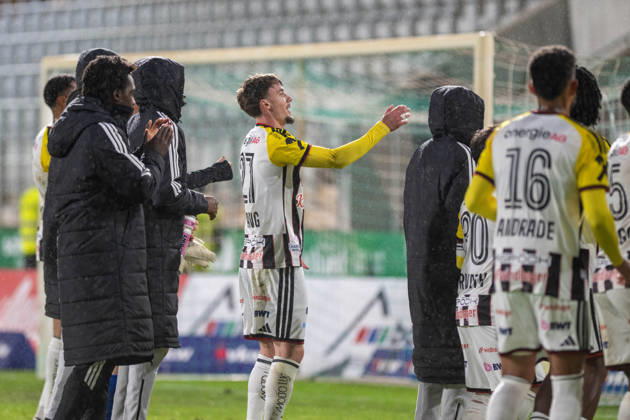 SOCCER - BL, A.Lustenau vs LASK LUSTENAU,AUSTRIA,17.OCT.26 - SOCCER - ADMIRAL Bundesliga, SC Austria Lustenau vs Linzer ASK. Image shows Christoph Lang (LASK) and other players of Lask celebrating in front of their fans.  GEPAxpictures xOliverxLerch