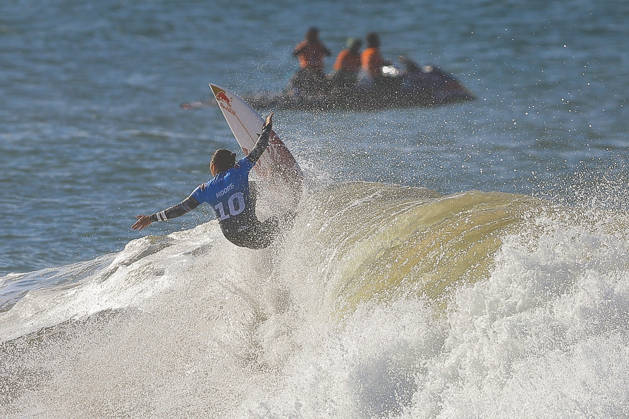 Meo Rip Curl Pro Portugal - Quarter Finals Carissa Moore of the United States enters the water during the Meo Rip Curl Pro Portugal at Praia dos Supertubos in Peniche, Portugal, on October 17, 2026.  Copyright: xJoaoxRicox originalFilename:rico-meoripcu261017_npwYR.jpg