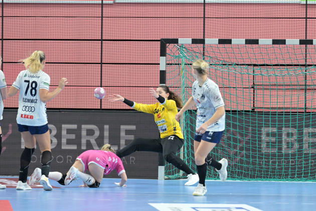 Barbara Viktoria Gyoeri, Sport Union Neckarsulm, 54, in goal against Johanna Farkas, TusSies Metzingen, 19; TusSies Metzingen vs. Sport Union Neckarsulm, Handball, Alsco HBF, Matchday 6, 2026–2027 Season, October 17, 2026: TusSies Metzingen vs. Sport Union Neckarsulm, Handball, Alsco HBF, Matchday 6, 2026–2027 Season, October 17, 2026, Tübingen Copyright: xEibner-Pressefotox EP_TBR