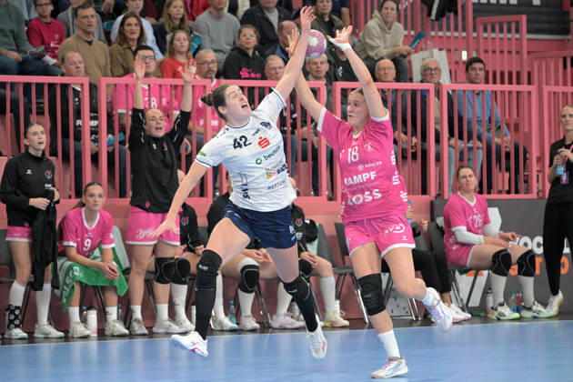 Battle for the ball between Amber Verbraeken of Sport Union Neckarsulm, 42, and Santina Sabatnig of TusSies Metzingen, 18. TusSies Metzingen vs. Sport Union Neckarsulm, Handball, Alsco HBF, Matchday 6, 2026–2027 season, October 17, 2026 TusSies Metzingen vs. Sport Union Neckarsulm, Handball, Alsco HBF, Matchday 6, 2026–2027 season, October 17, 2026, Tübingen Copyright: xEibner-Pressefotox EP_TBR