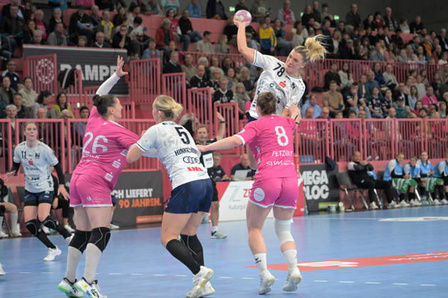 Paulina Uscinowicz of Sport Union Neckarsulm, 78 on a shot on goal, and Kim Lara Hinkelmann of Sport Union Neckarsulm, 05, against Svenja Huebner of TusSies Metzingen, 26, and Ida Petzold of TusSies Metzingen, 08 TusSies Metzingen vs. Sport Union Neckarsulm, Handball, Alsco HBF, Matchday 06, 2026–2027 Season, October 17, 2026, TusSies Metzingen vs. Sport Union Neckarsulm, handball, Alsco HBF, Matchday 6, 2026–2027 season, October 17, 2026, Tübingen Copyright: xEibner-Pressefotox EP_TBR