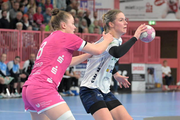 Annefleur Bruggeman (Sport Union Neckarsulm), 11, in action against Ida Petzold (TusSies Metzingen), 08 TusSies Metzingen vs. Sport Union Neckarsulm, Handball, Alsco HBF, Matchday 6, 2026–2027 Season, October 17, 2026: TusSies Metzingen vs. Sport Union Neckarsulm, Handball, Alsco HBF, Matchday 6, 2026–2027 Season, October 17, 2026: Tübingen Copyright: xEibner-Pressefotox EP_TBR