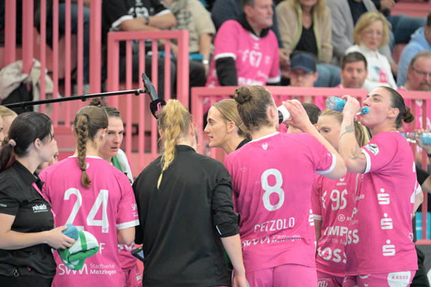Miriam Hirsch, TusSies Metzingen, assistant coach during the TusSies timeout; TusSies Metzingen vs. Sport Union Neckarsulm, handball, Alsco HBF, Matchday 6, 2026–2027 season, October 17, 2026, TusSies Metzingen vs. Sport Union Neckarsulm, Handball, Alsco HBF, Matchday 6, 2026–2027 Season, October 17, 2026, Tübingen Copyright: xEibner-Pressefotox EP_TBR