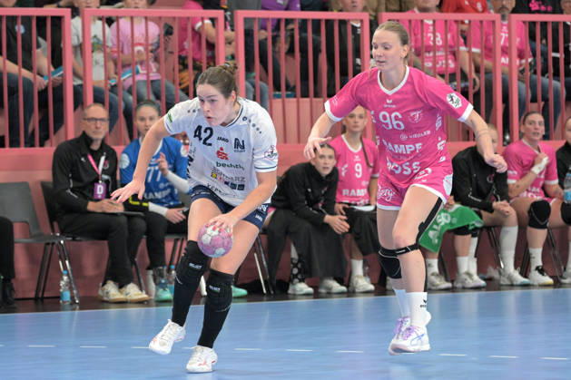 Amber Verbraeken Union Neckarsulm, 42) am Ball gegen Charlotte Cholevova (TusSies Metzingen, 96) TusSies Metzingen vs. Sport-Union Neckarsulm , Handball, Alsco HBF, 06.Ligaspieltag, Saison 2026 2027, 17.10.2026 TusSies Metzingen vs. Sport-Union Neckarsulm , Handball, Alsco HBF, 06.Ligaspieltag, Saison 2026 2027, 17.10.2026 Tuebingen Copyright: xEibner-Pressefotox EP_TBR