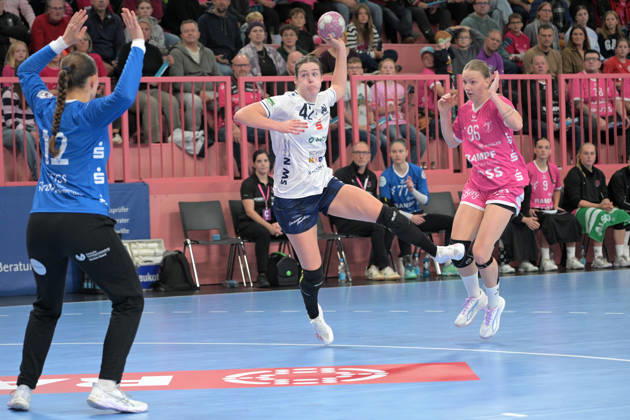 Amber Verbraeken Union Neckarsulm, 42) beim Torwurf gegen Charlotte Cholevova (TusSies Metzingen, 96) und Marie Kristin Weiss (TusSies Metzingen, 12) im Tor TusSies Metzingen vs. Sport-Union Neckarsulm , Handball, Alsco HBF, 06.Ligaspieltag, Saison 2026 2027, 17.10.2026 TusSies Metzingen vs. Sport-Union Neckarsulm , Handball, Alsco HBF, 06.Ligaspieltag, Saison 2026 2027, 17.10.2026 Tuebingen Copyright: xEibner-Pressefotox EP_TBR