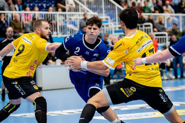 Dormagen, October 17, 2026, Handball, Men s, 2nd Bundesliga, Matchday 8, 2026–2027 TSV Bayer Dormagen vs. HSC 2000 Coburg Luca Krist (TSV Bayer Dormagen), 2 in a duel with Bartlomiej Bis of HSC 2000 Coburg, 9, and Nejc Planinsek of HSC 2000 Coburg, 17; Dormagen TSV Bayer Sportcenter NRW, Germany