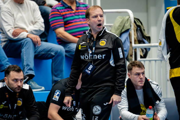 Dormagen, October 17, 2026, Handball, Men s, 2nd Bundesliga, Matchday 8, 2026–2027 TSV Bayer Dormagen vs. HSC 2000 Coburg Jan Gorr, coach of HSC 2000 Coburg, calls out to his players at the TSV Bayer Sportcenter in Dormagen, NRW, Germany