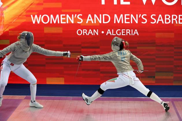 Coupe du Monde d escrime Oran 2026 la Francais Tori Toscane (gauche) affronte la bulgares Ilieva Yoana (droite), lors de la Finale individuelle du sabre fÃ minine, lors de la Coupe du monde d escrime 2026 a Oran, en Algerie, le 17 Octobre 2026 (Photo By Billel Bensalem APP Images) oran AlgÃ rie Copyright: xAlgÃ riexPressexPhotosxAPPxBillelxBensalemx xAPPxImagesx 670A3070