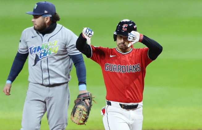 Cleveland Guardians Steven Kwan (38) gestures after hitting a single against the Tampa Bay Rays in the first inning during game four of the MLB, Baseball Herren, USA American League Championship Series at Progressive Field in Cleveland, Ohio, on Saturday, October 17, 2026.  CLE20261017703 AARONxJOSEFCZYK